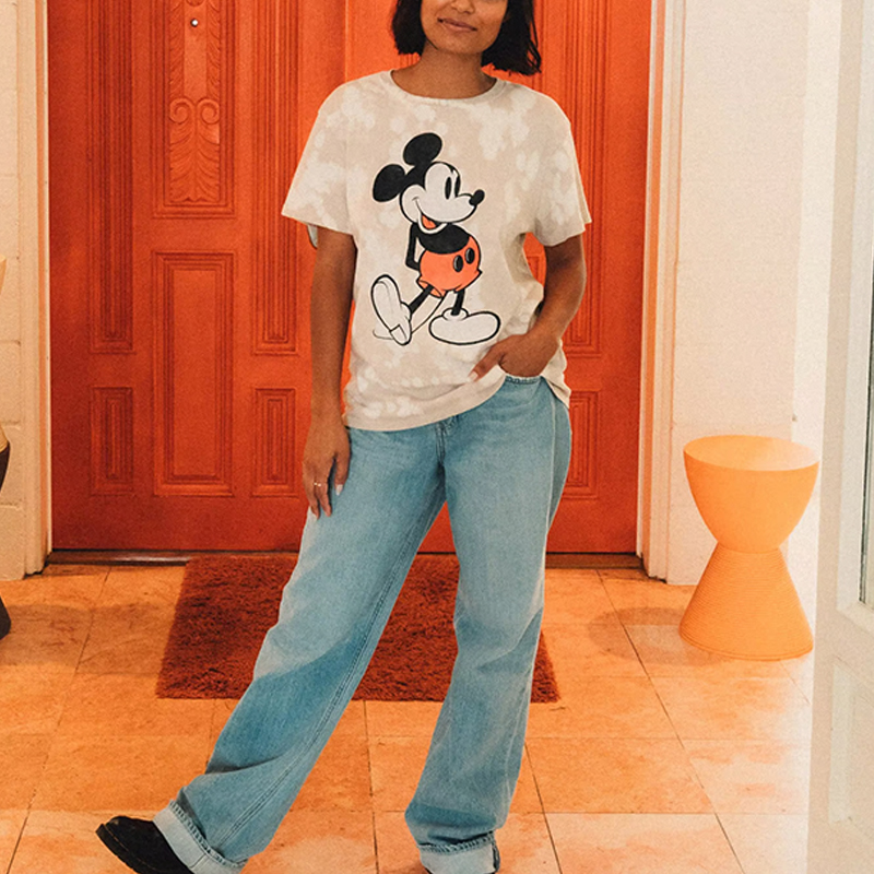 hongfeng produces stylish mickey mouse t shirt women with a retro classic design.